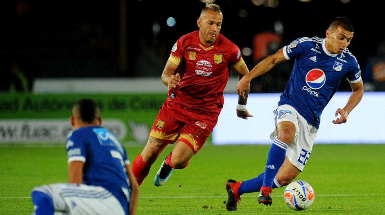 Jugadores de Millonarios durante una acción de juego. 