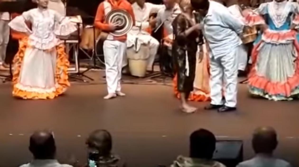 Momento del beso entre Totó La Momposina y Poncho Zuleta.