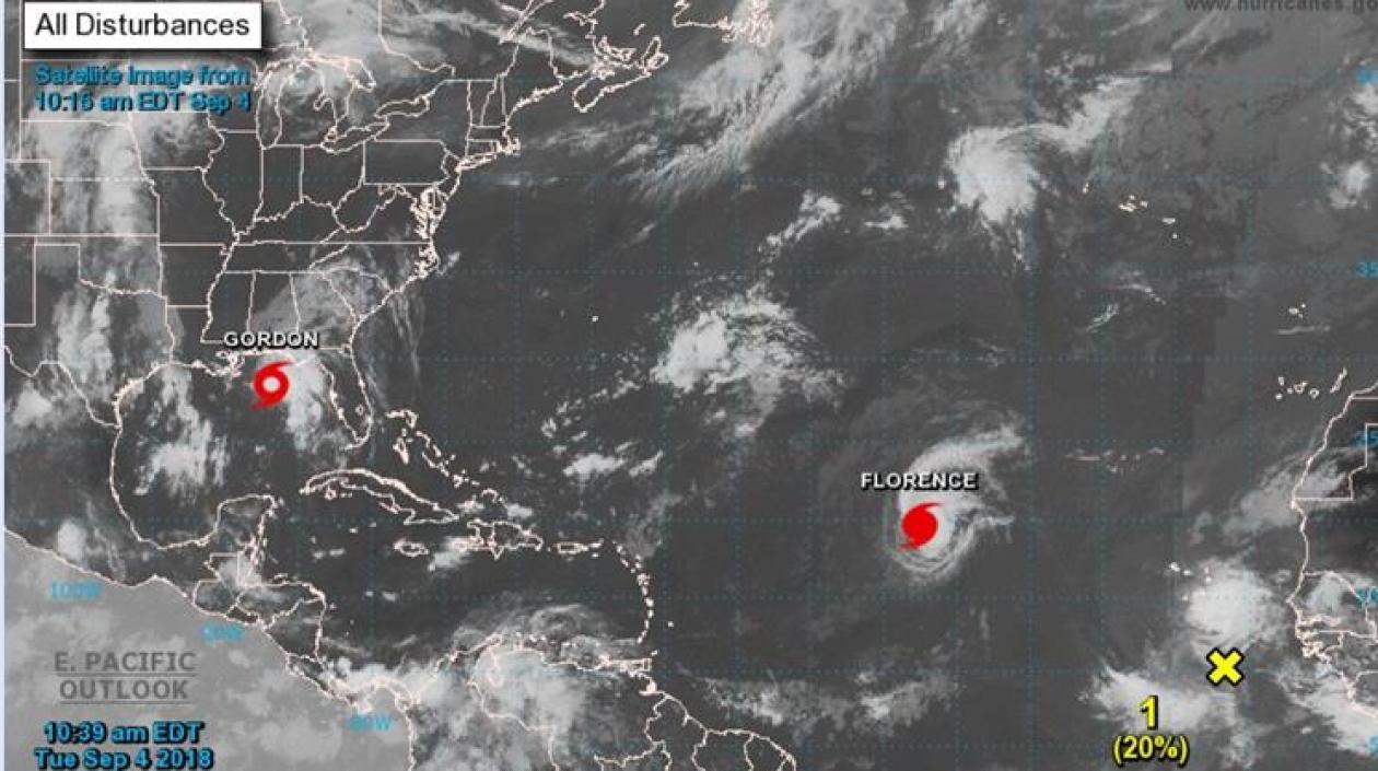Imagen cedida hoy por el Centro Nacional de Huracanes (NHC) que muestra el emplazamiento de las dos tormentas tropicales Gordon (i), en el Golfo de México, y Florence (d) en el Atlántico.