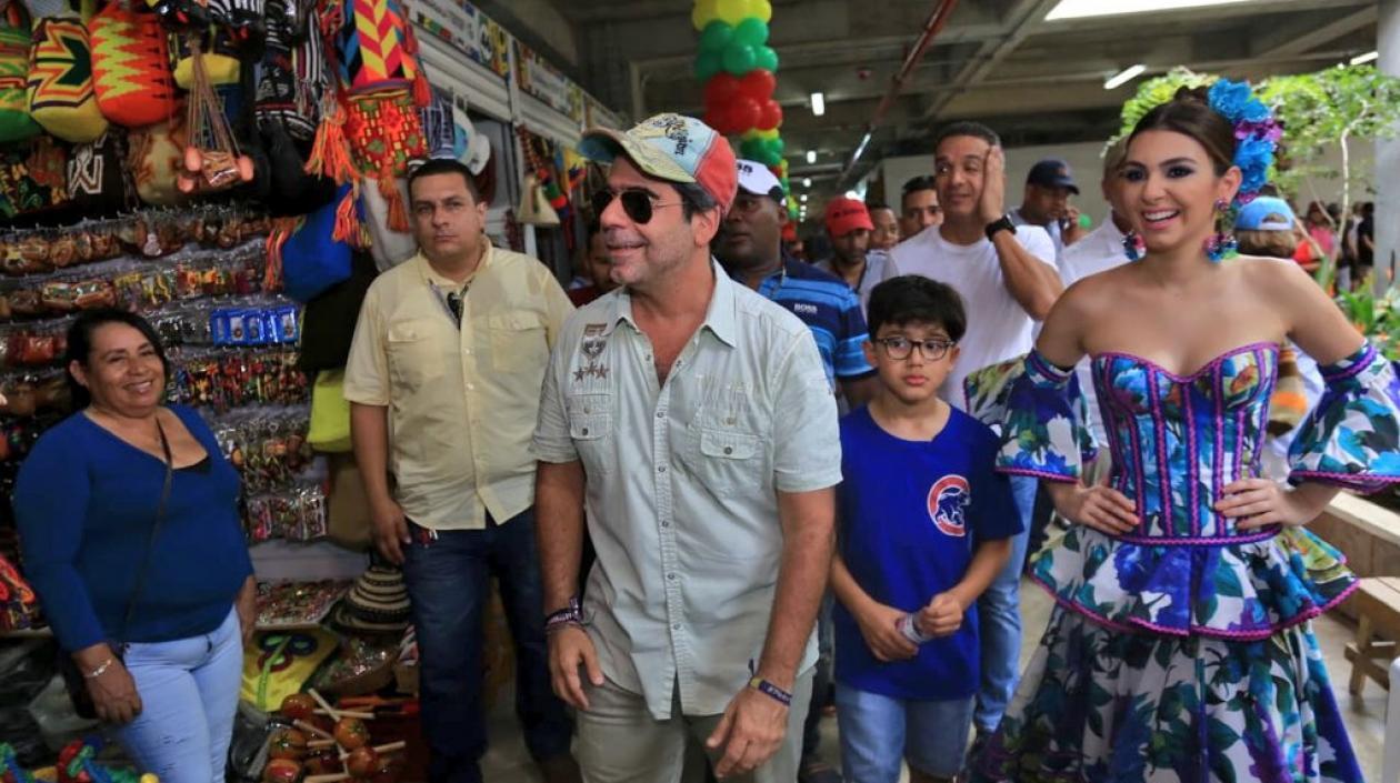 El Alcalde Alejandro Char durante la inauguración de la Galería 72, lo acompaña la Reina del Carnaval 2019, Carolina Segebre.