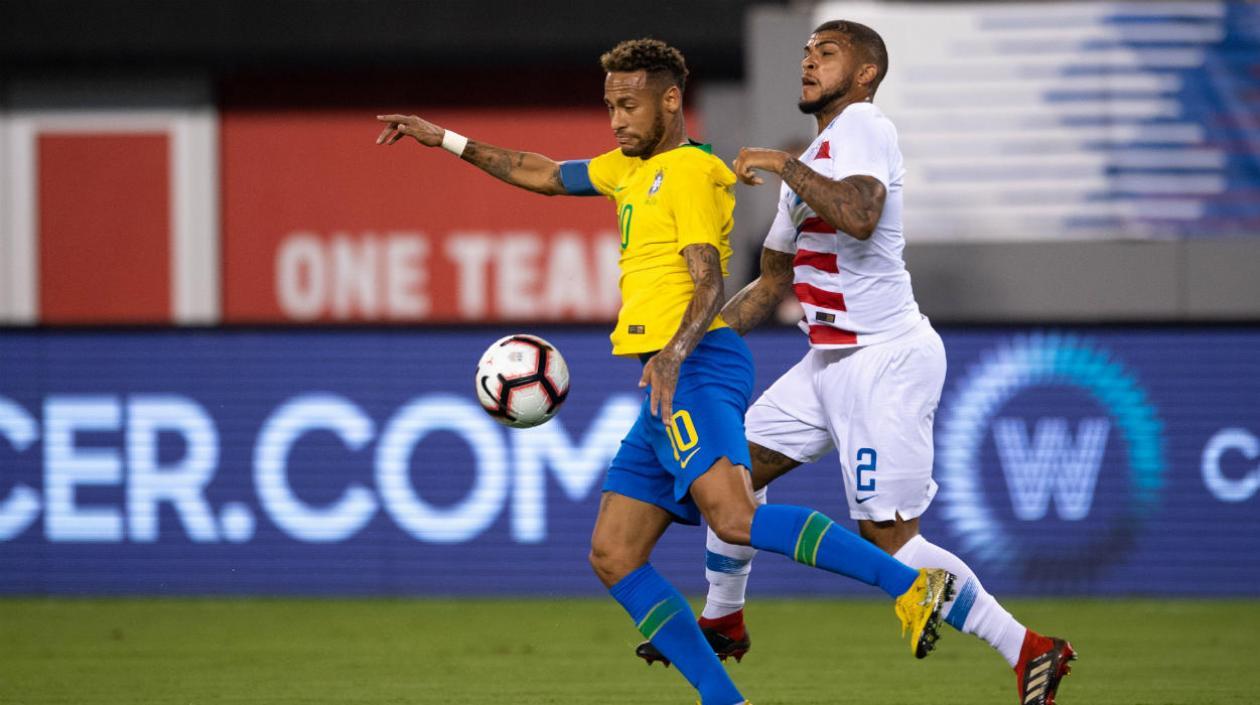 Acción de la falta de DeAndre Yedlin sobre Neymar. 