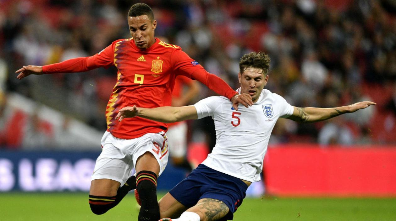 Rodrigo disputa la pelota con Stones de Inglaterra. 