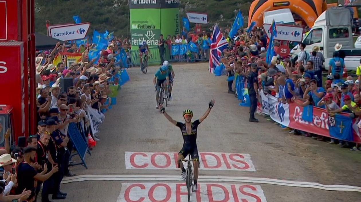 Simon Yates vence en la etapa. 