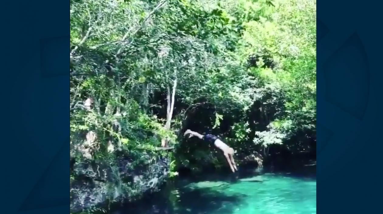'El Pibe' Valderrama lanzándose al manantial.