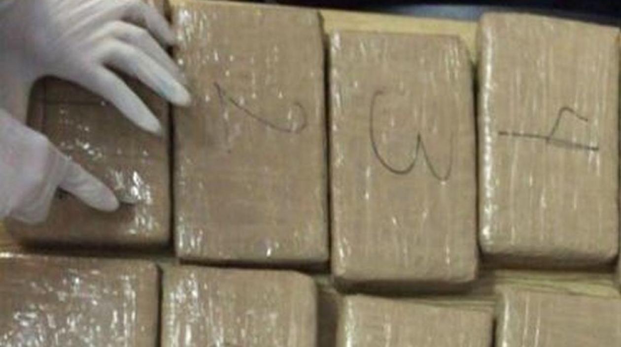 Las autoridades investigan si la droga decomisada es cocaína. 