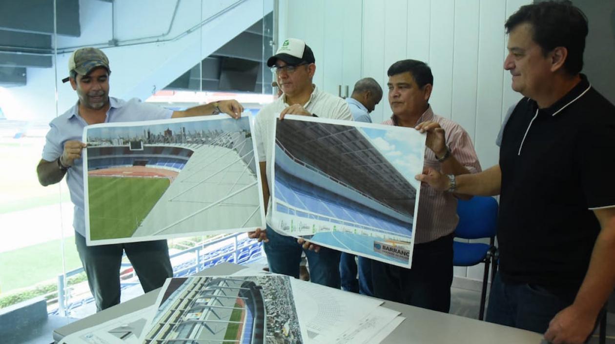 El Alcalde Alejandro Char mostrando el modelo de la nueva cubierta.