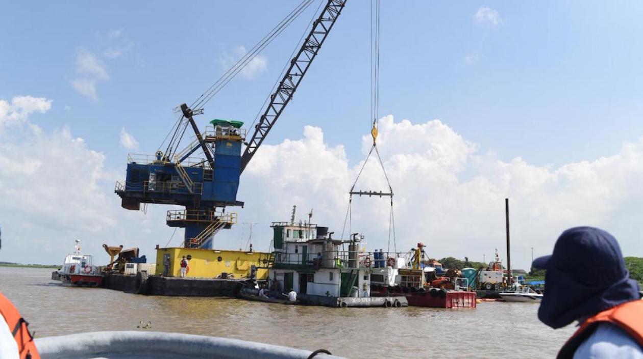 Maniobras de retiro de la draga.