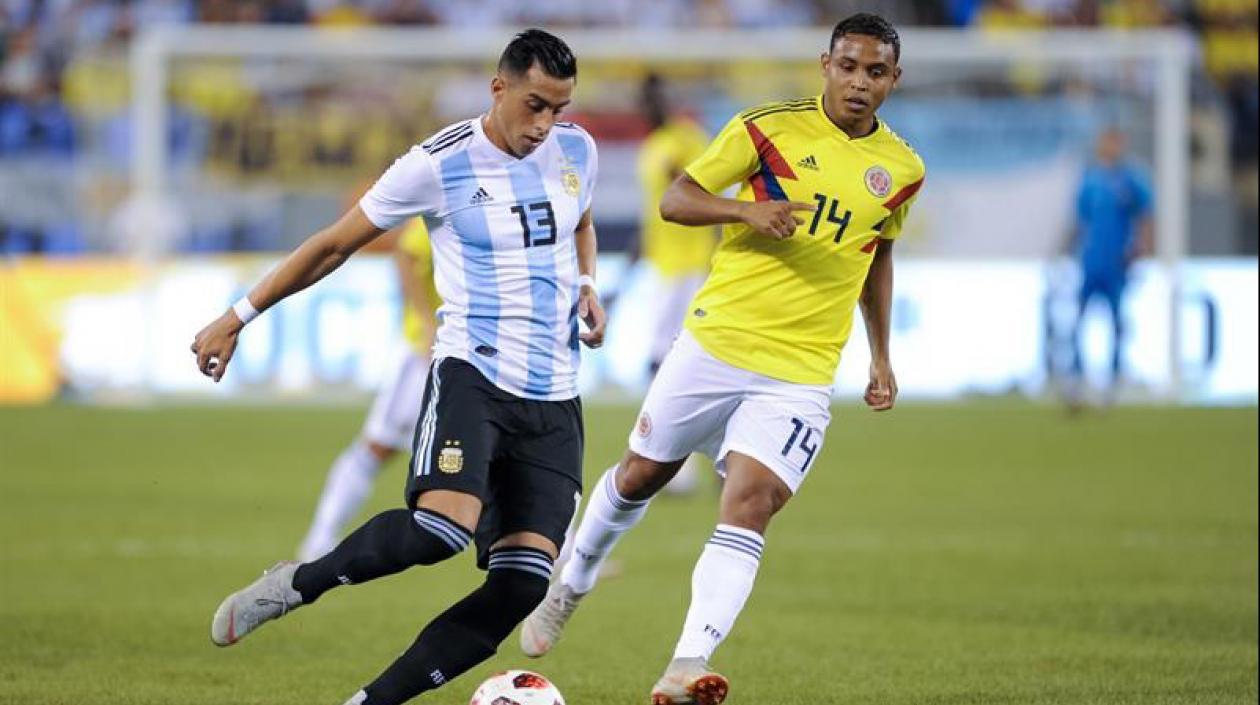 Luis Fernando Muriel disputa un balón con Ramiro Funes Mori de Argentina.