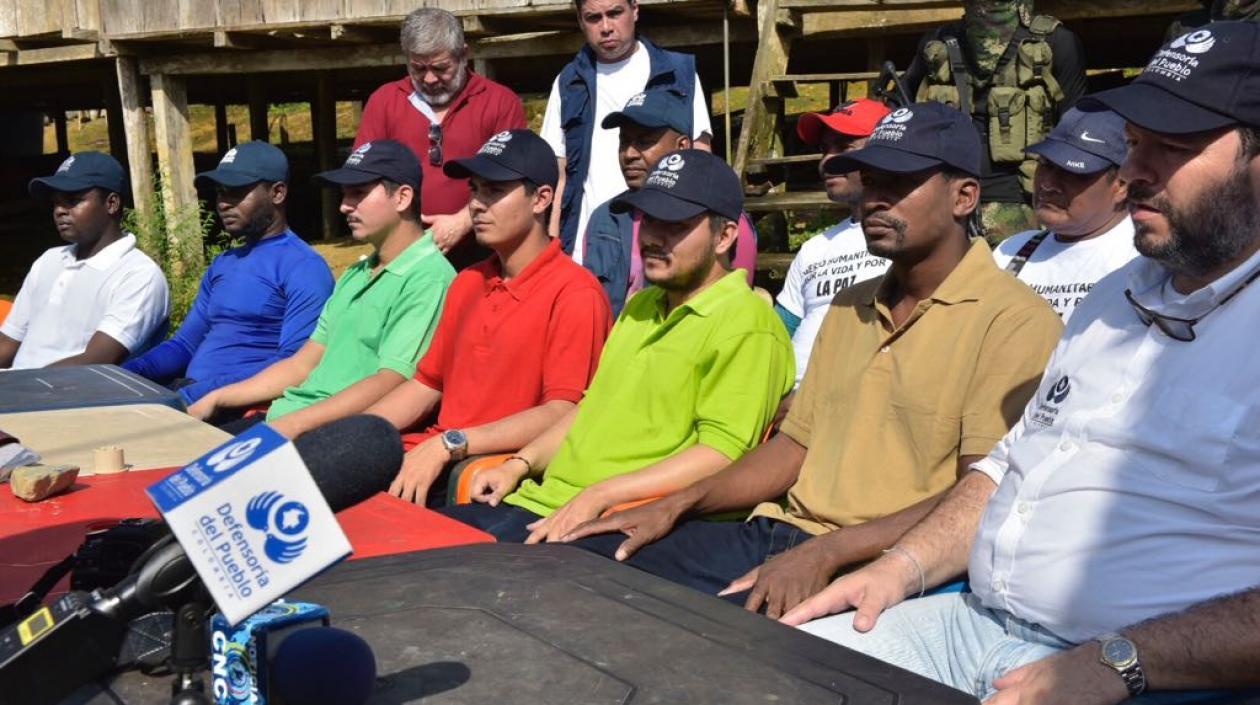 Los seis liberados y el Defensor del Pueblo, Carlos Negret. 