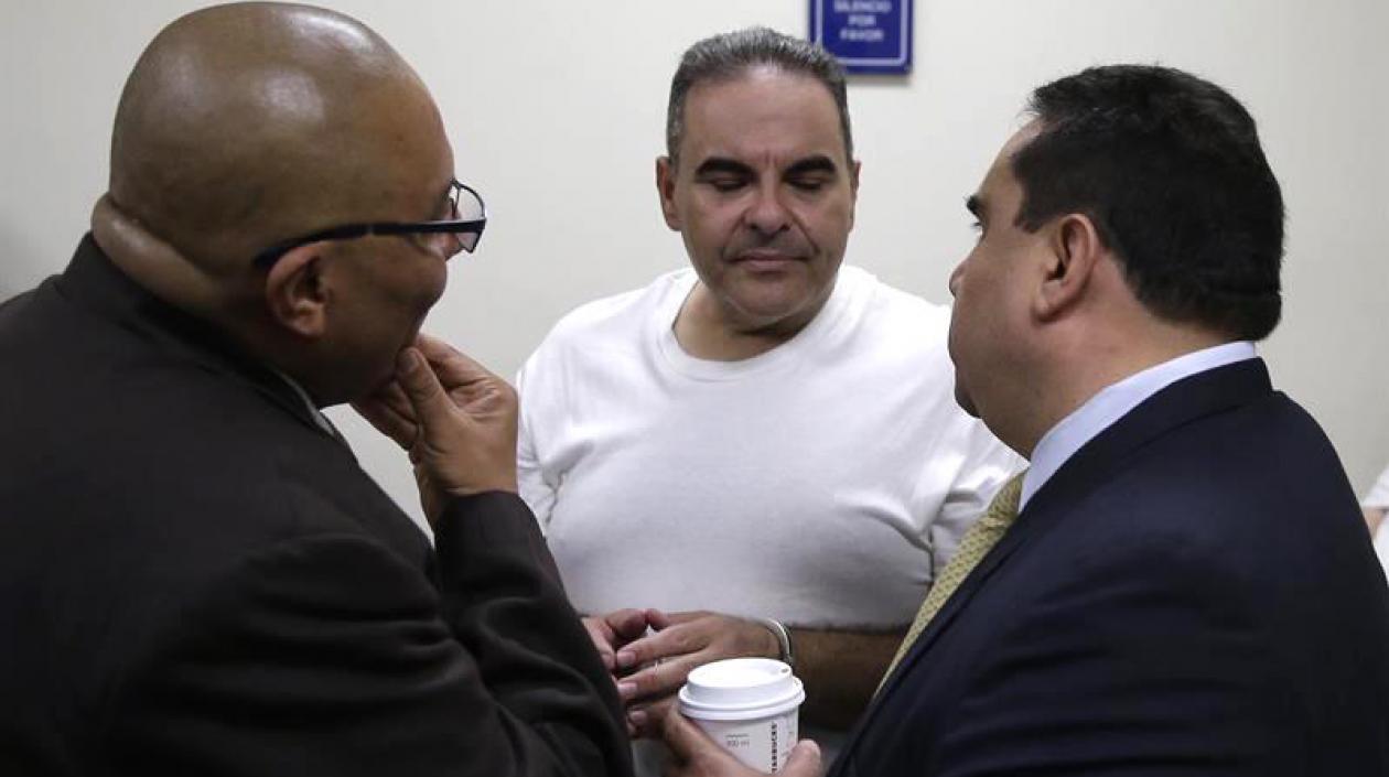 El expresidente salvadoreño Elías Antonio Saca (centro), acompañado por sus abogados durante el fallo de su sentencia.