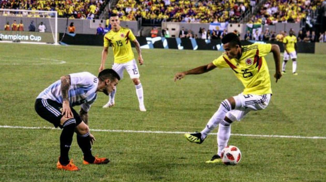 El guajiro Luis Díaz encarando al lateral Fabricio Bustos. 