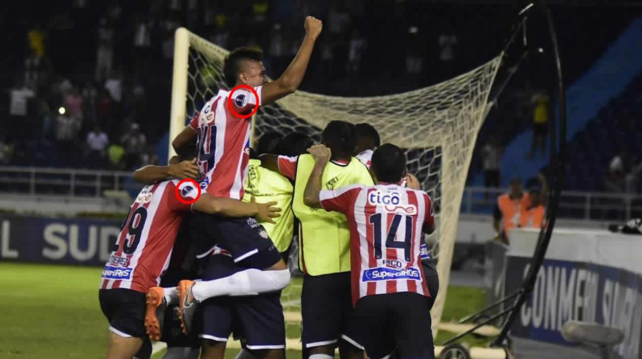 Como se evidencia en la foto, el parche no está en fondo blanco, centrado y libre de publicidad. 