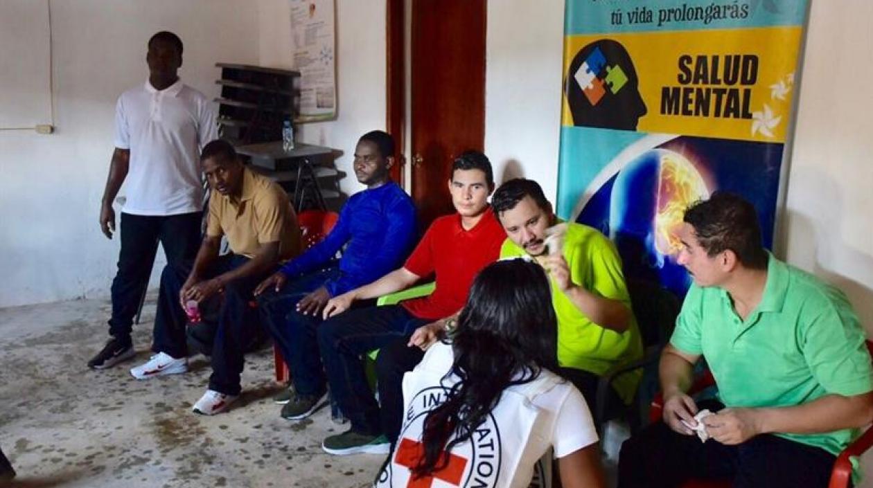 Fotografía cedida por la Defensoría del Pueblo de una integrante de  CICR  hablando con el grupo de 6 personas que el ELN  tenía secuestrados.