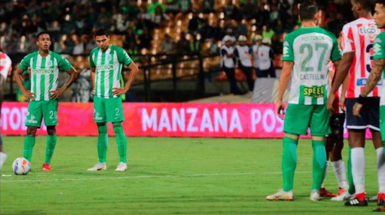 Daniel Bocanegra se dispone en el cobro del tiro libre para anotar el gol.