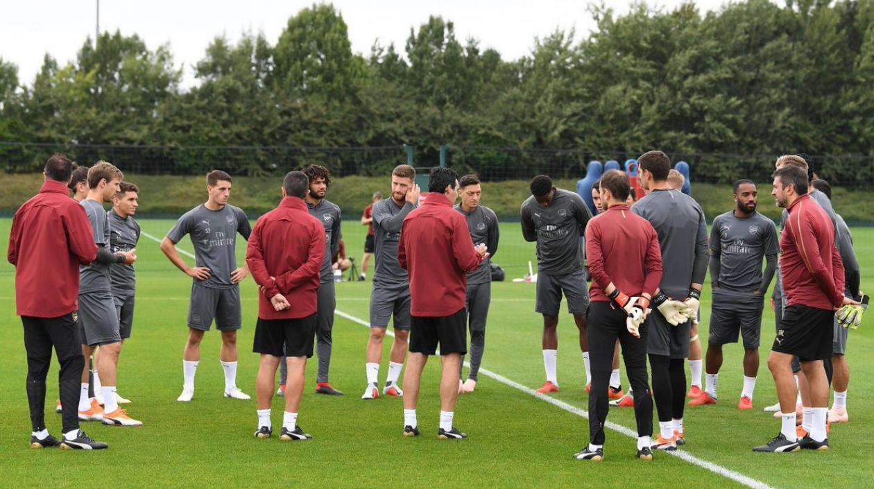 Unai Emery dialoga con los jugadores del Arsenal. 