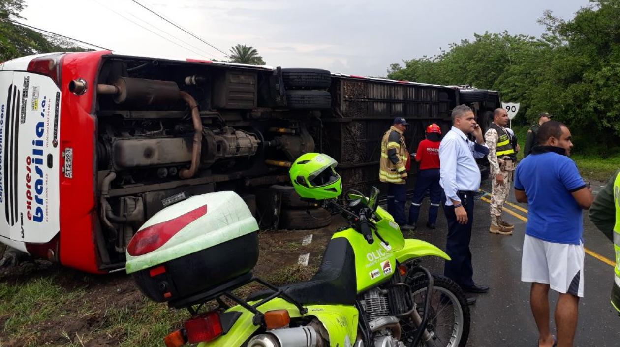 El bus quedó volcado sobre la vía. 