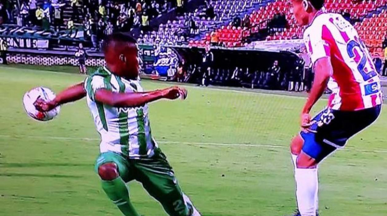 Clara mano no sancionada como tiro penal. 