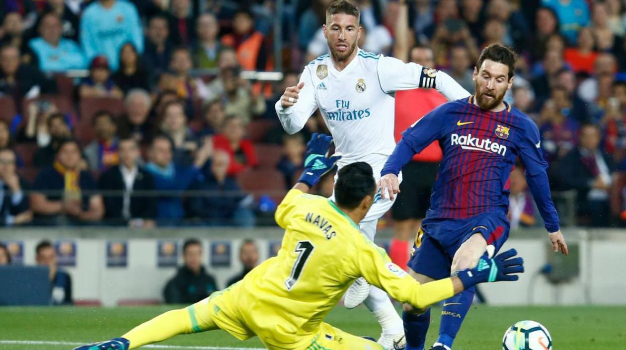Lionel Messi se mide a Keylor Navas. 