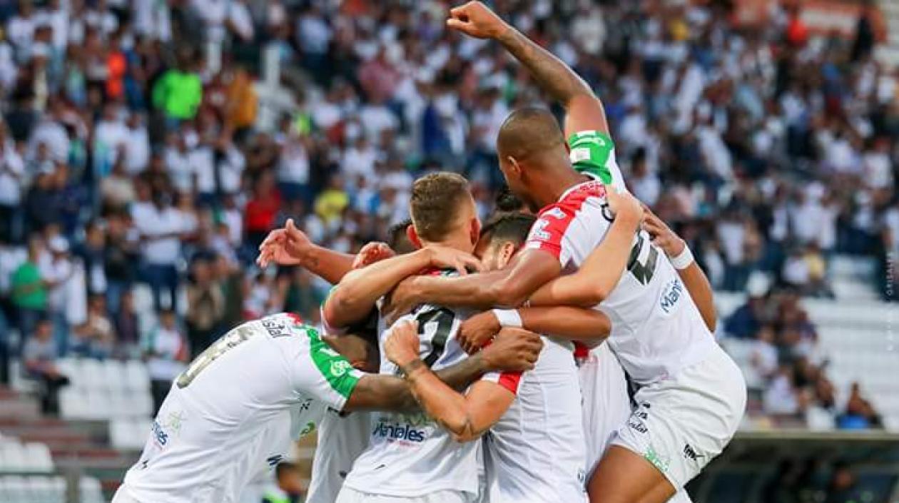 Jugadores del Once Caldas festejan un gol. 