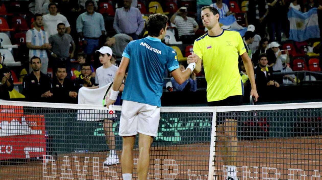 El tenista argentino Guido Pella (i) saluda al colombiano Daniel Galán.