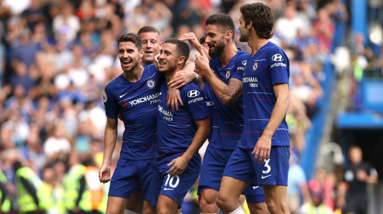 Hazard festeja con sus compañeros. 