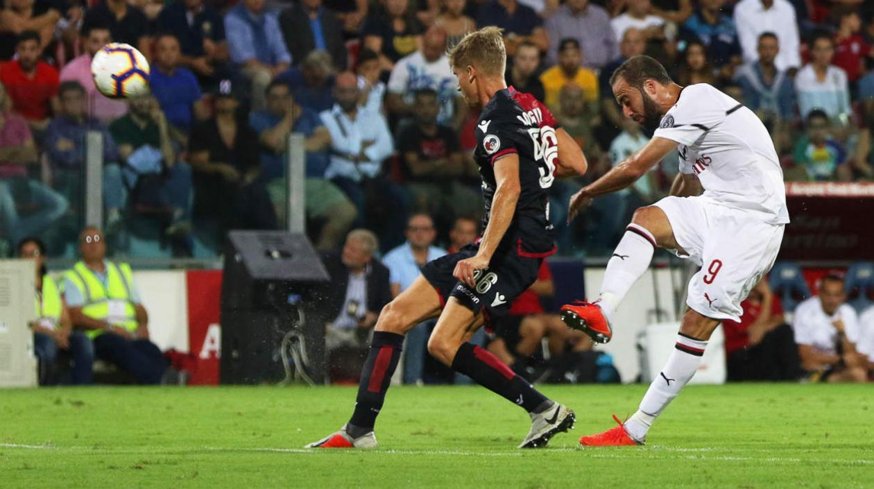 Higuaín en la acción del partido. 