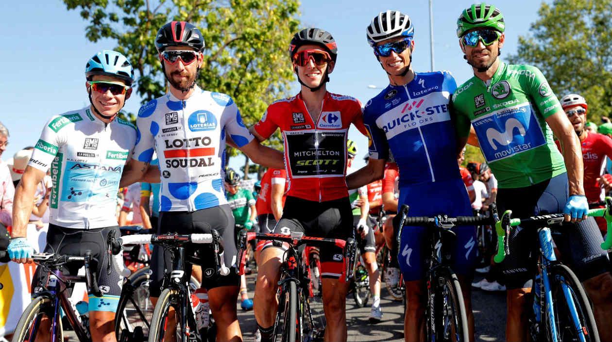 Simon Yates acompañado del resto de podios de la Vuelta. 