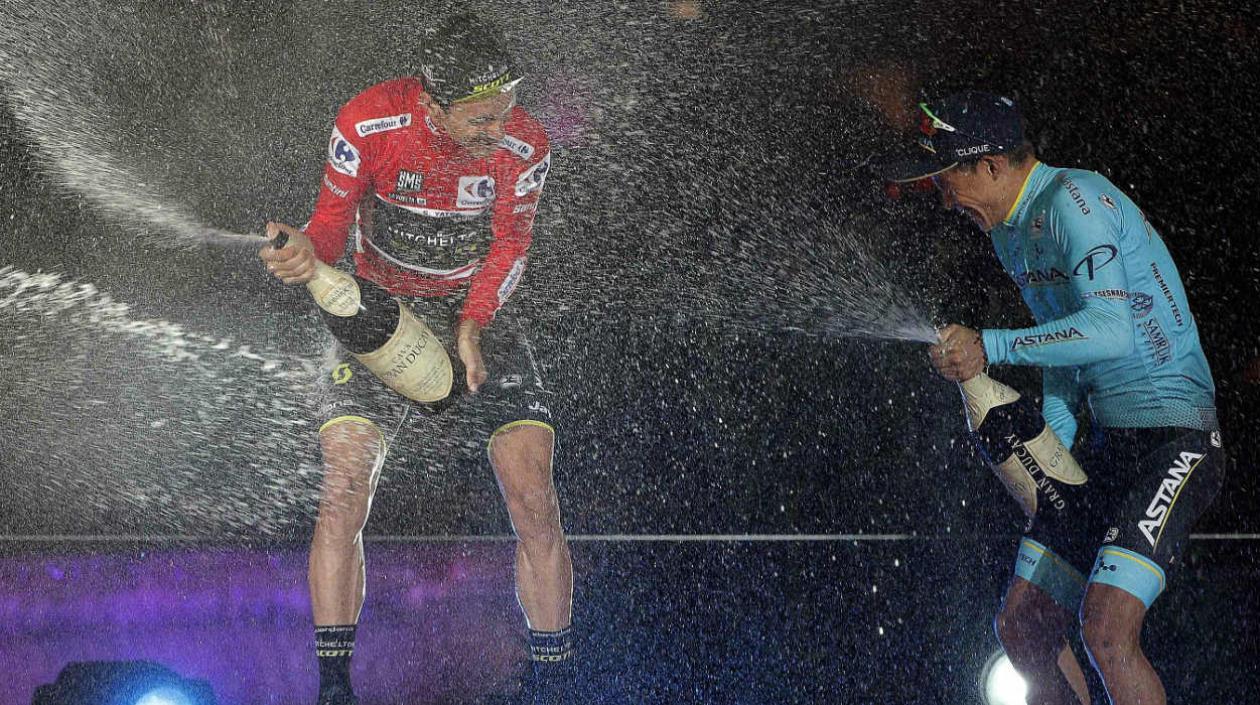 Miguel Ángel López juega con Simon Yates, ganador de la Vuelta. 