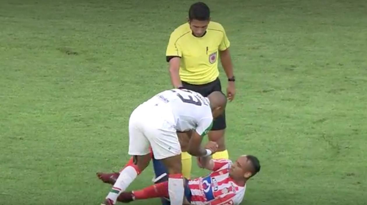 Edwin Velasco se disculpa con Jarlan Barrera tras cometerle falta.