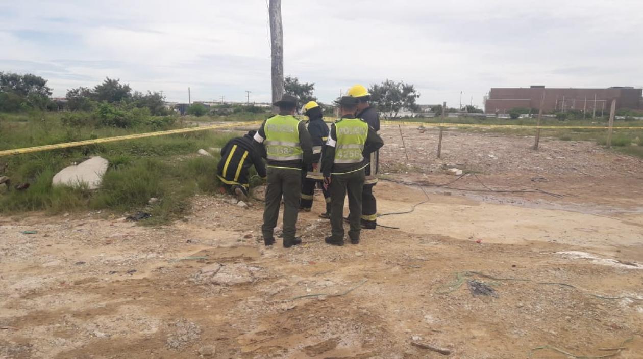 Policía y Bomberos en el parqueadero. 