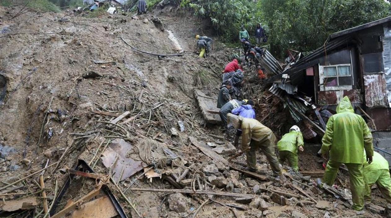 Equipos de rescate buscan a decenas de desaparecidos. 