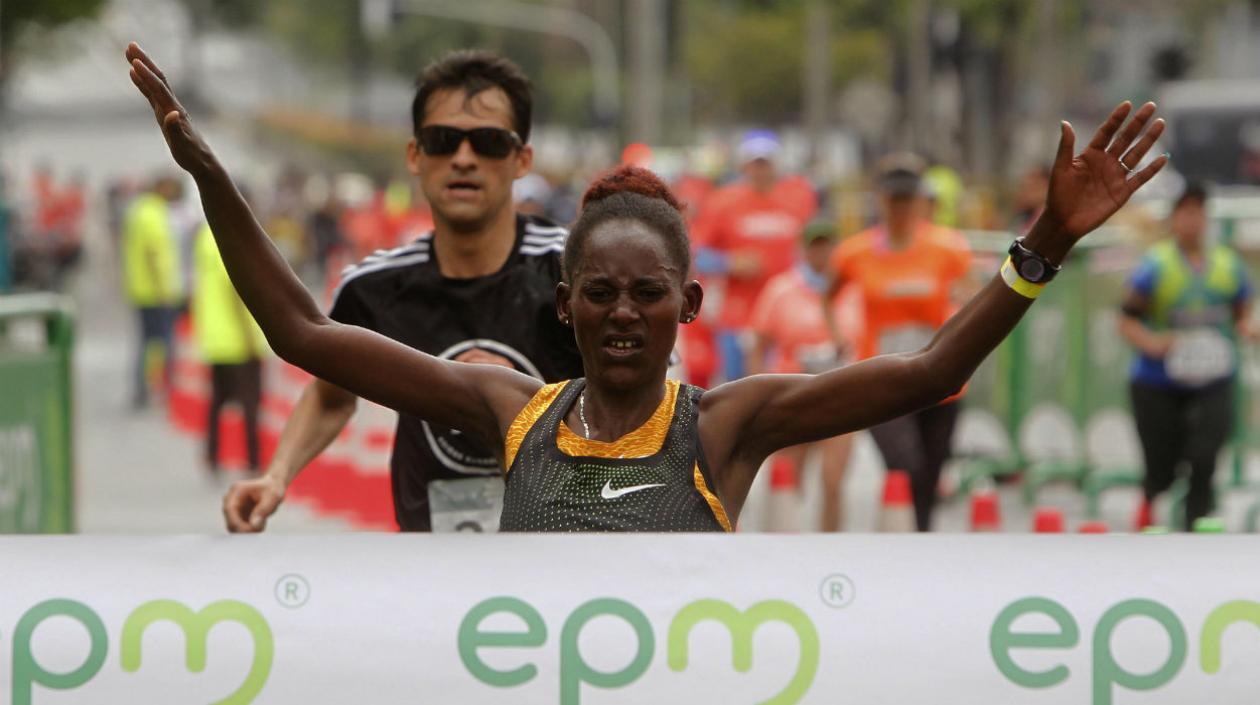 Tigist Teshome Ayanu curza la meta en la categoría de damas.