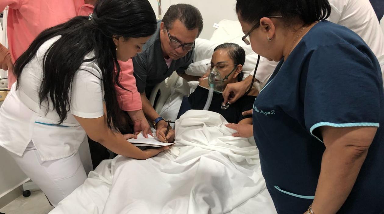 Enilce López firmando la petición a la JEP.