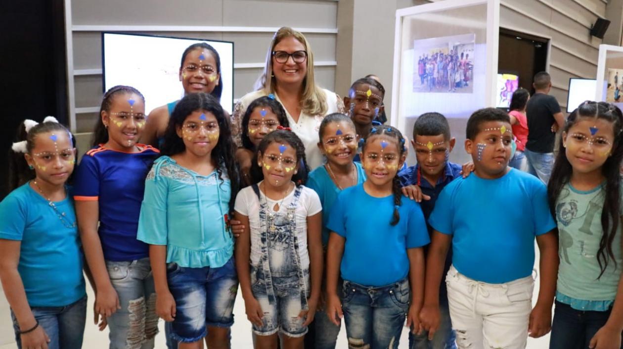 La Secretaria de Educación, Bibiana Rincón, con los beneficiados del programa de lectura y escritura.