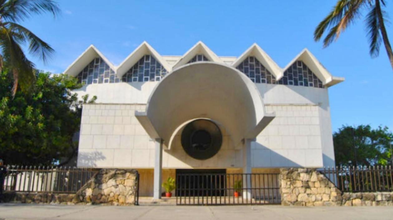 Fachada del Teatro Amira de la Rosa.