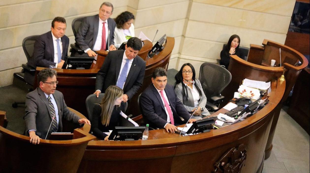 El Ministro Alberto Carrasquilla durante su intervención en el Senado.