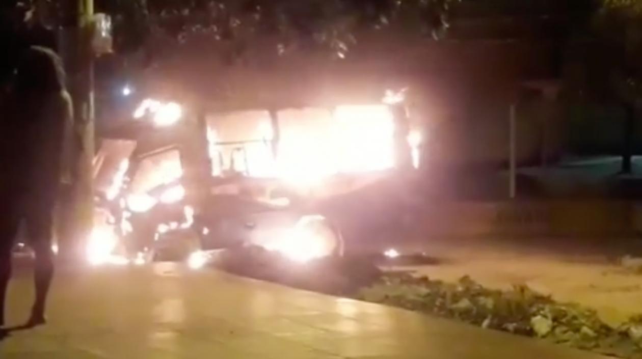 Así se incendió la buseta en Villa de las Moras en Soledad.