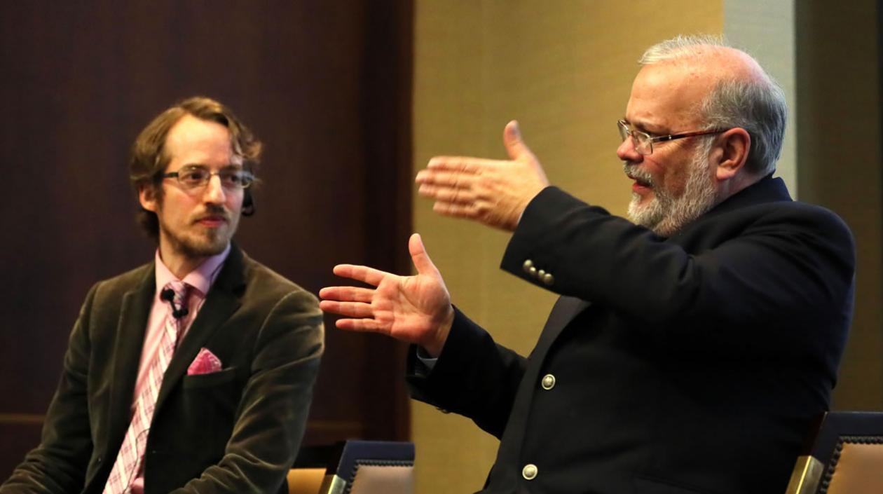  Martin Koehring (i), editor en jefe y líder en salud global de la Unidad de Inteligencia de The Economist, y el director científico de la Liga Colombiana Contra el Cáncer, Carlos Castro