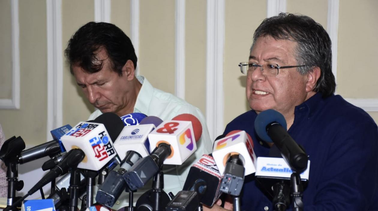 Pablo Bustos, de la Red de Veedurías; y Alfredo Montenegro, abogado de Enilce López.