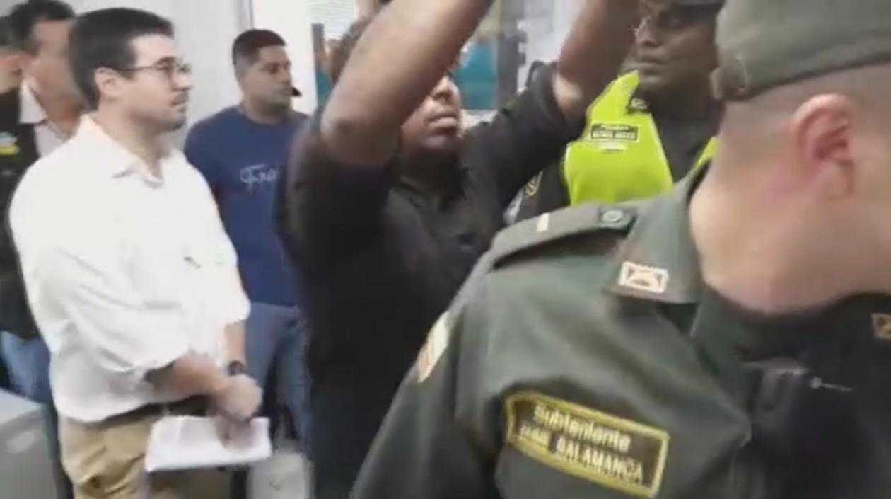 El Secretario de Gobierno, Clemente Fajardo, encabezando la toma violenta.