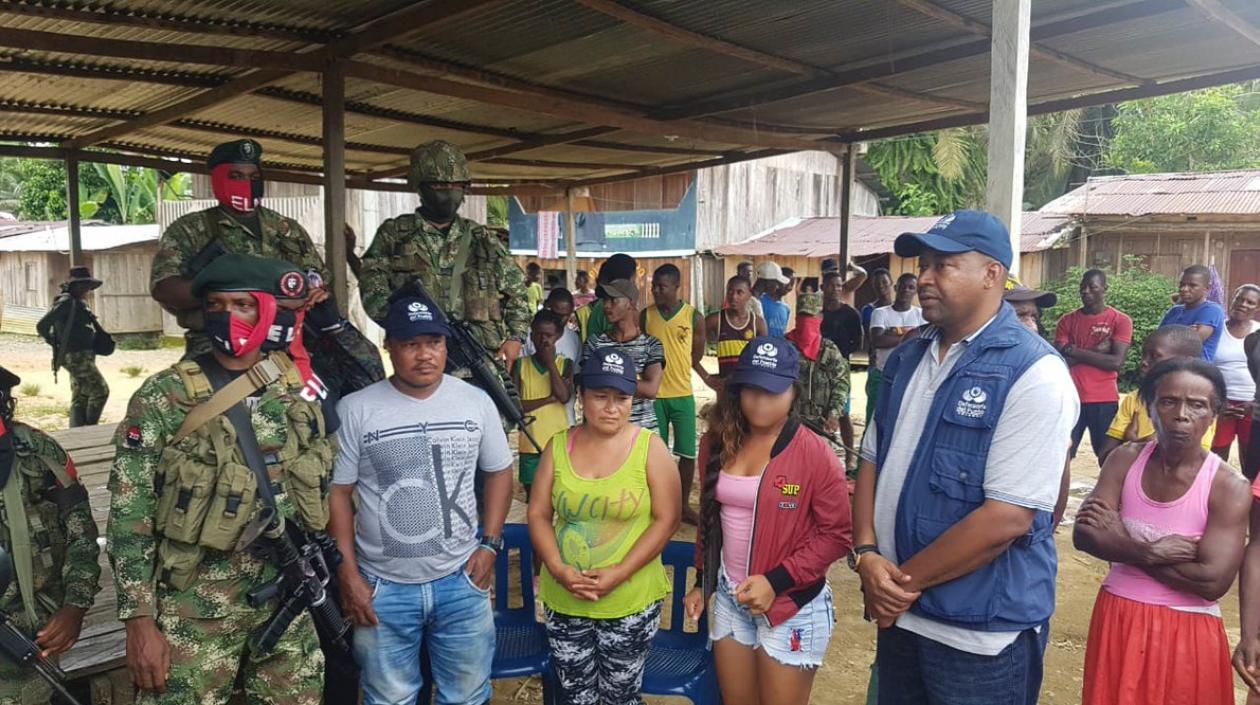 ELN entrega a la menor y a los padres que la acompañaban a una comisión de la Defensoría.