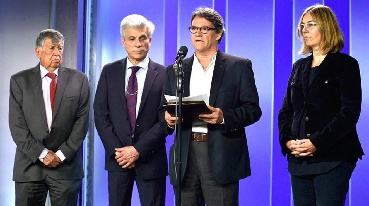 Gustavo Bell e integrantes del equipo negociador. 