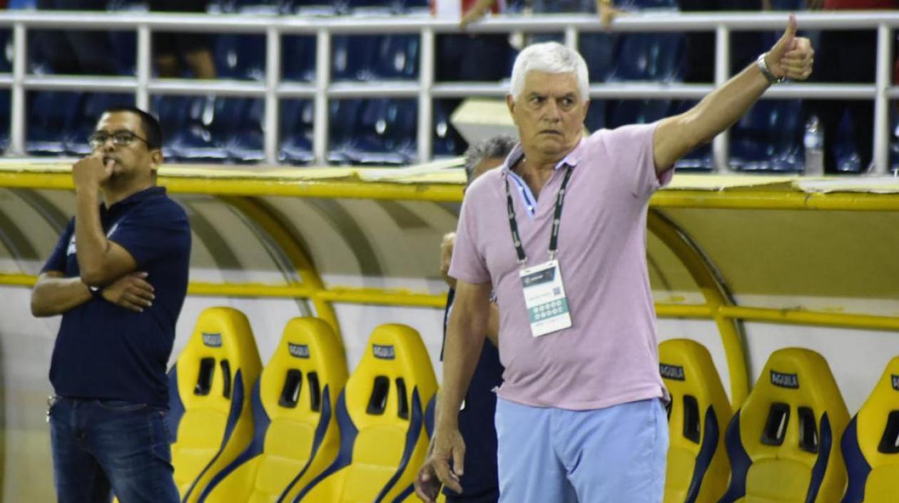 El 'dedo arriba' no le alcanzó al Técnico Julio Comesaña.