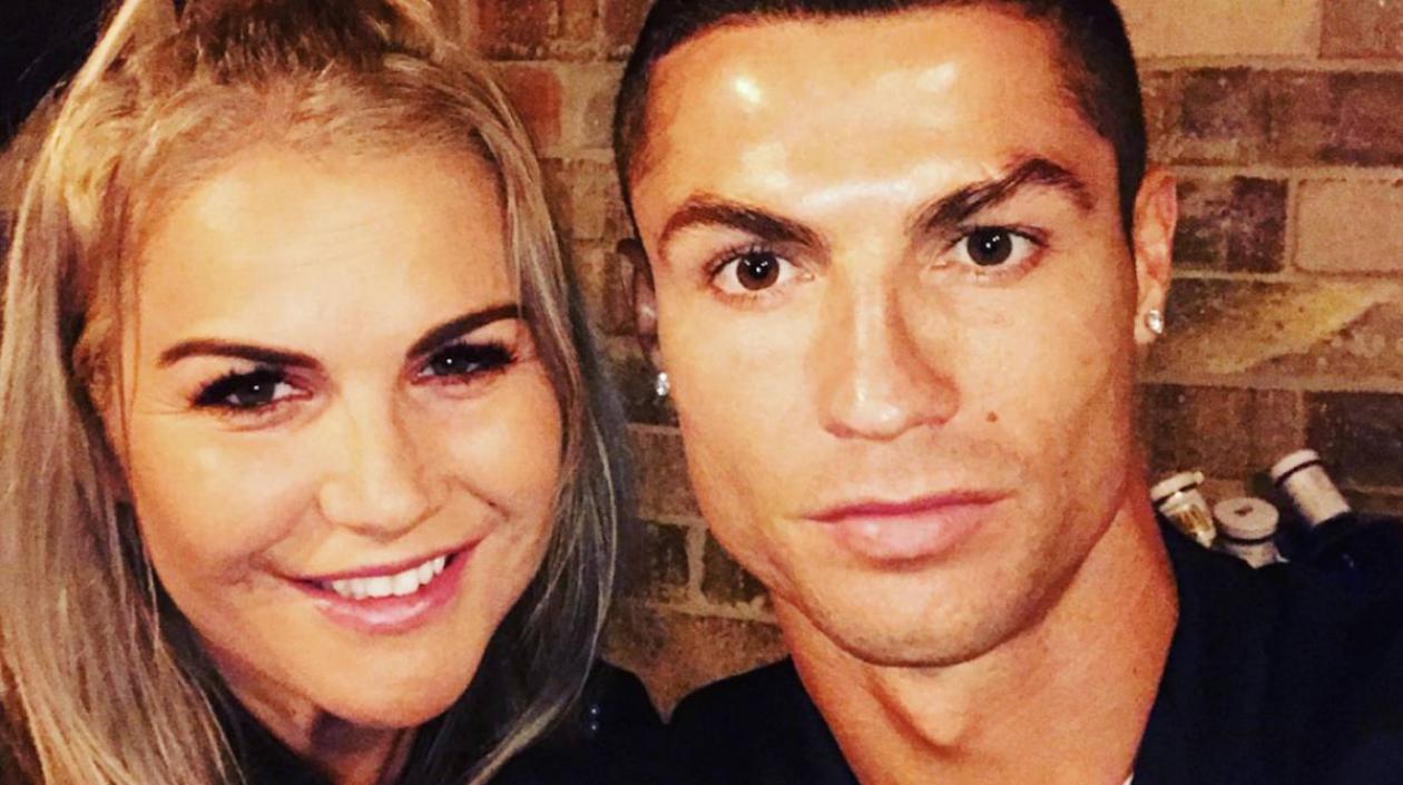 Katia Aveiro al lado de su hermano Cristiano Ronaldo. 