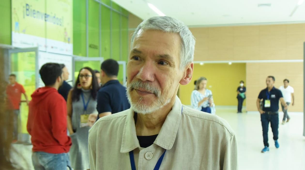 El escritor cartagenero Roberto Burgos Cantor.