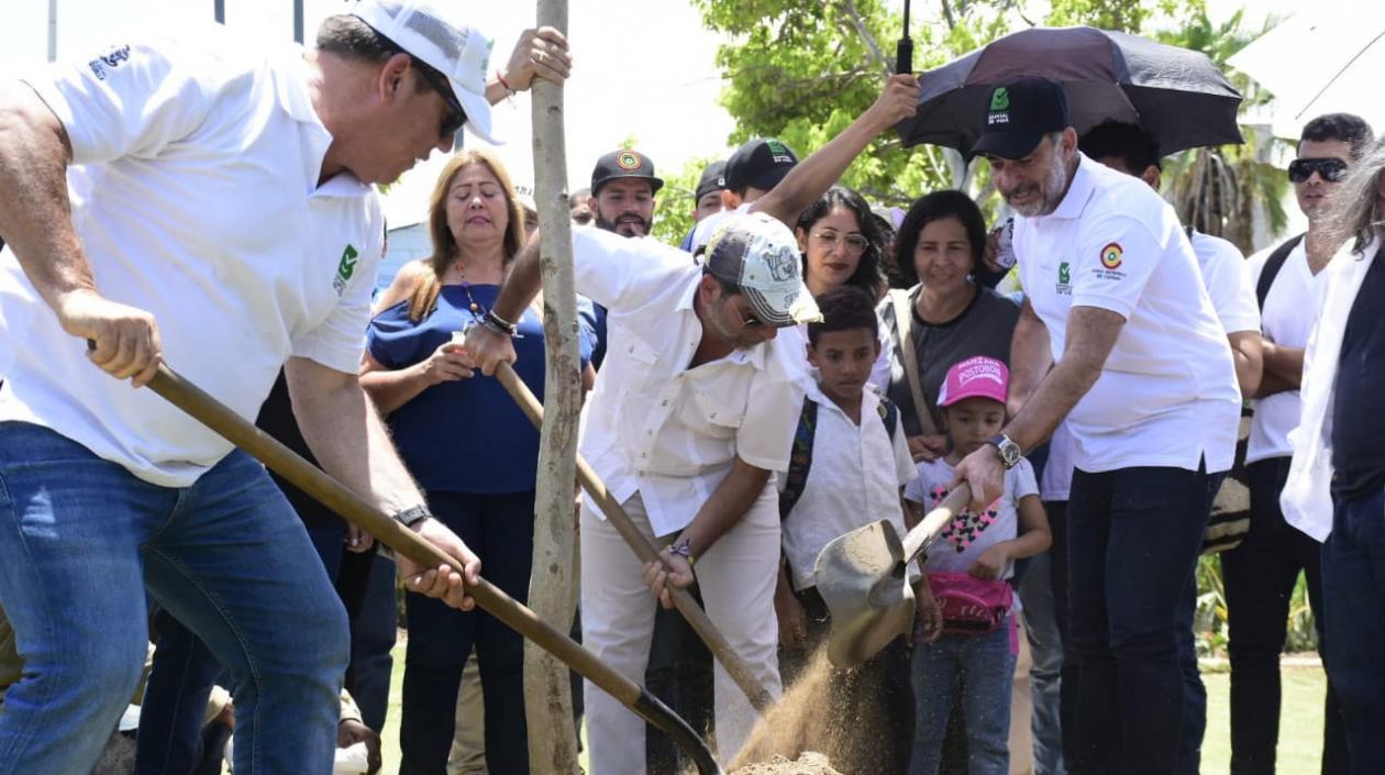 El gerente de la Agencia Distrital de Infraestructura, Alberto Salah; el Alcalde Alejandro Char y el secretario de Cultura, Juan José Jaramillo.  