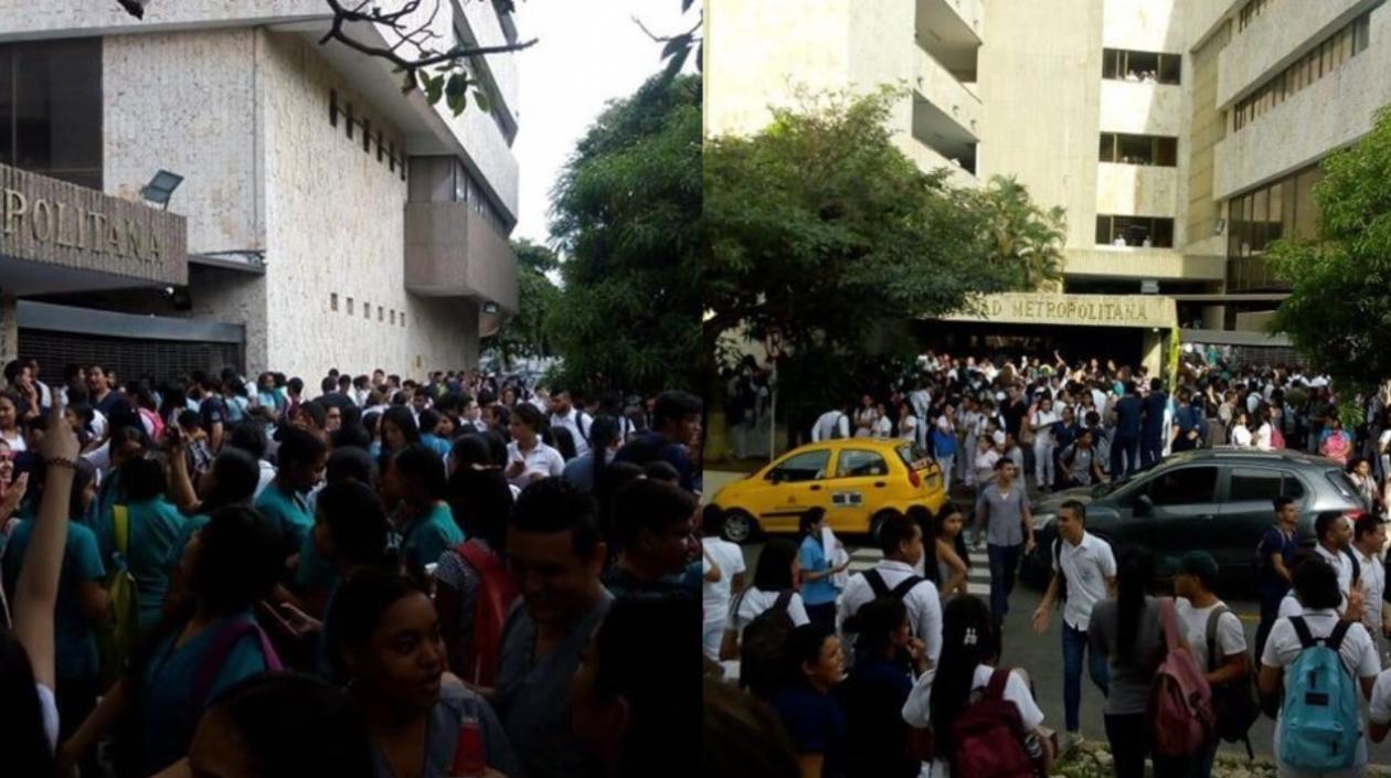 Los estudiantes permanecen en la entrada de la institución. 