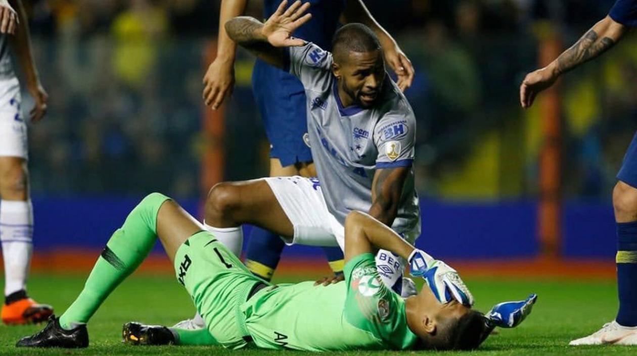 Esteban Andrada tras el golpe con el jugador de Cruzeiro. 