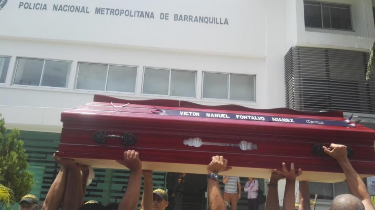 Féretro del taxista frente al comando de la Policía. 
