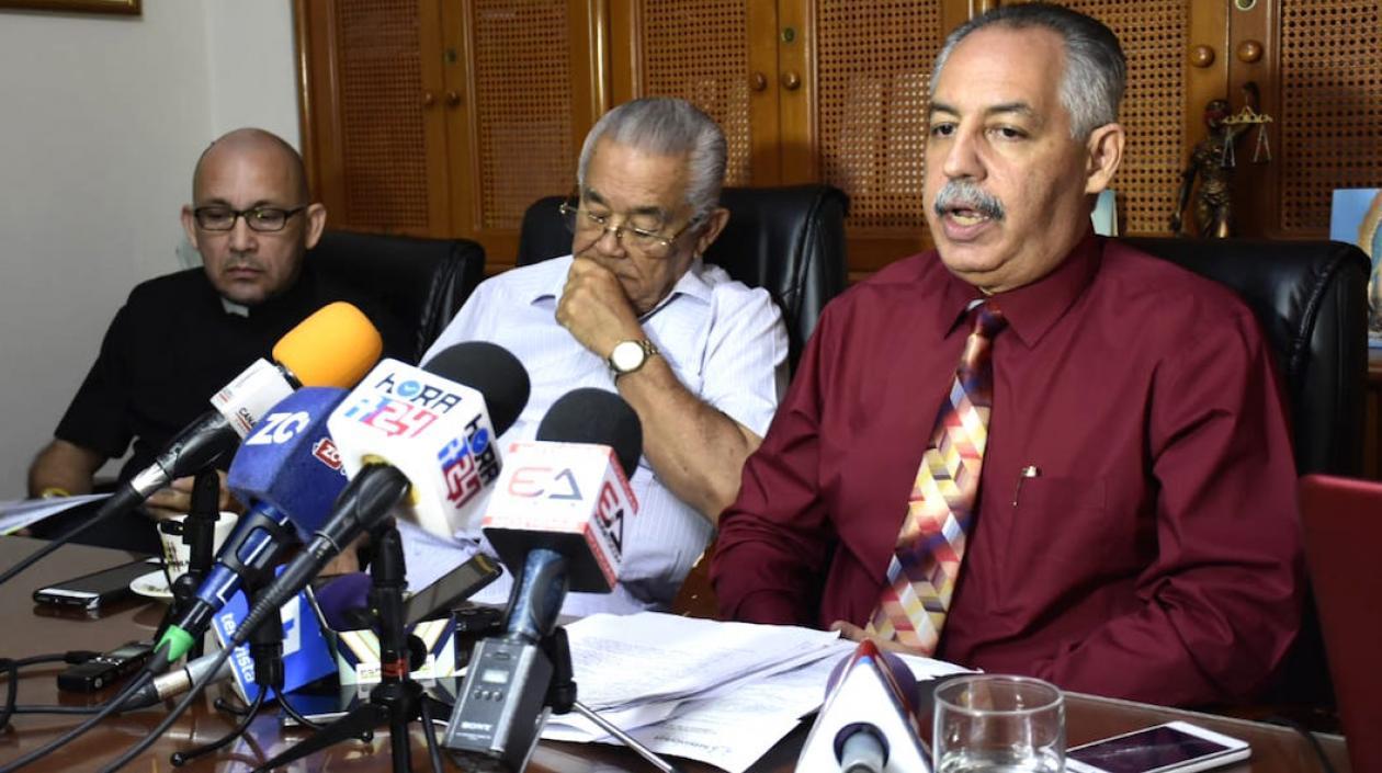 Juan José Acosta con miembros fundadores: Reverendo Carlos Julio Macías (Arquidiócesis) y Ricardo Rosales Zambrano.